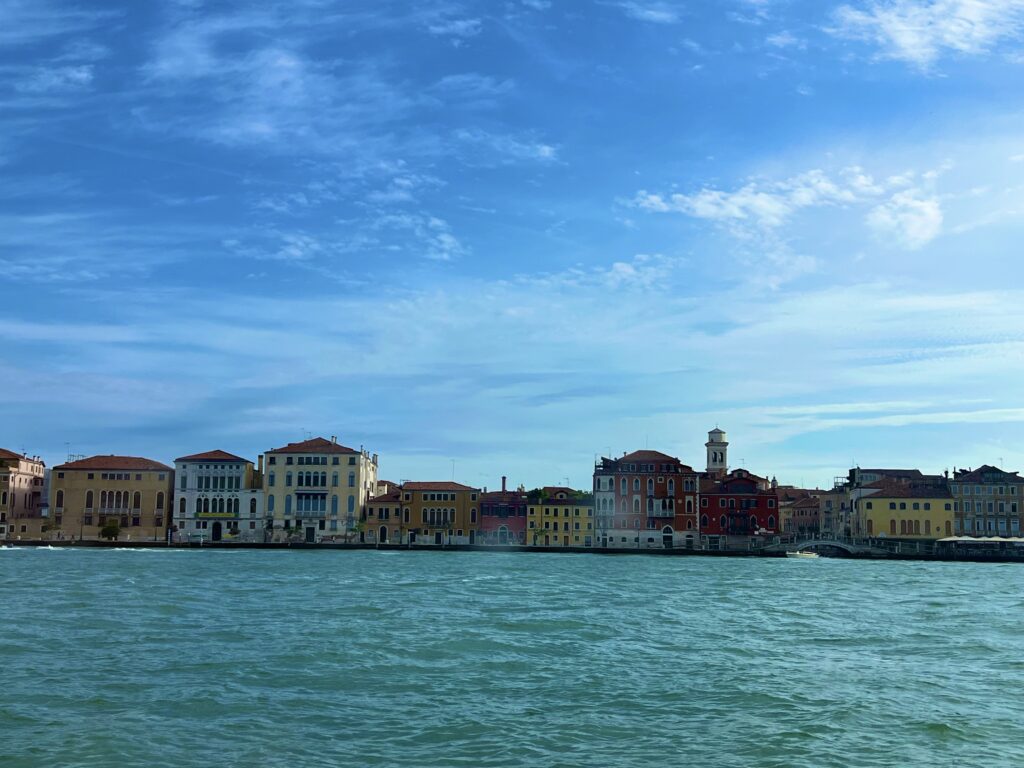 ベネチアの水上バスからの景色