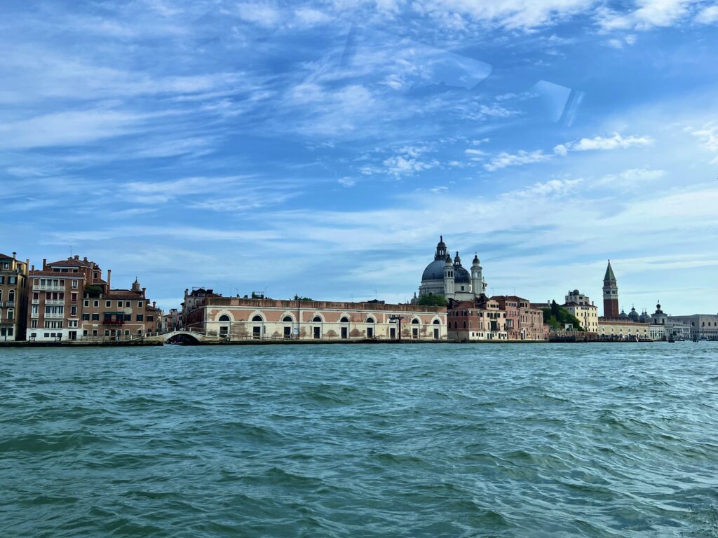 ベネチアの水上バスからの景色