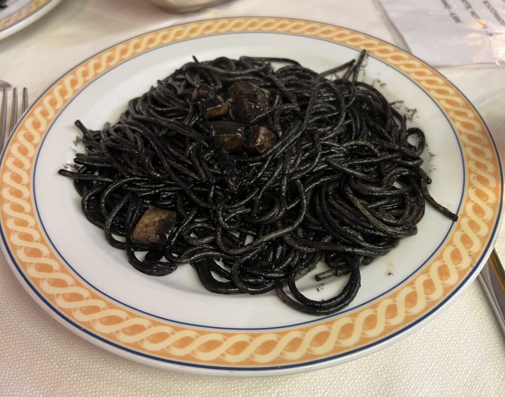 ベネチアの昼食のイカスミパスタ