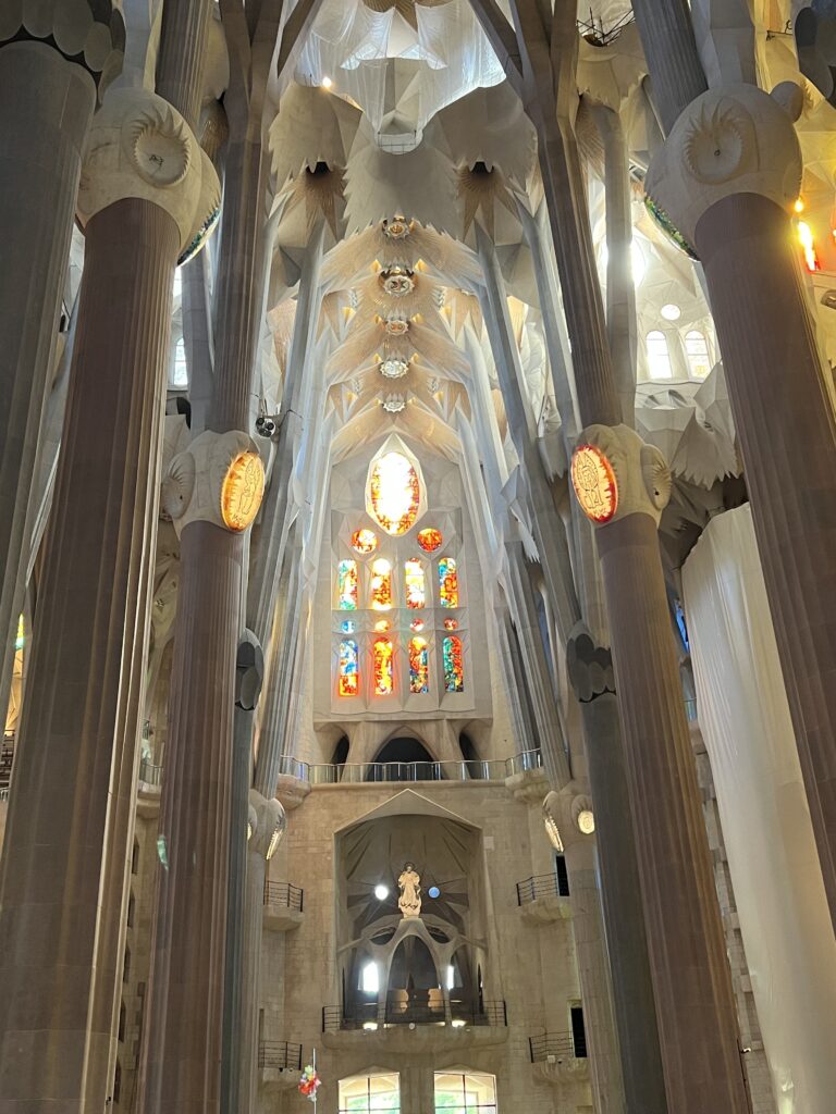 サグラダ・ファミリアの内観