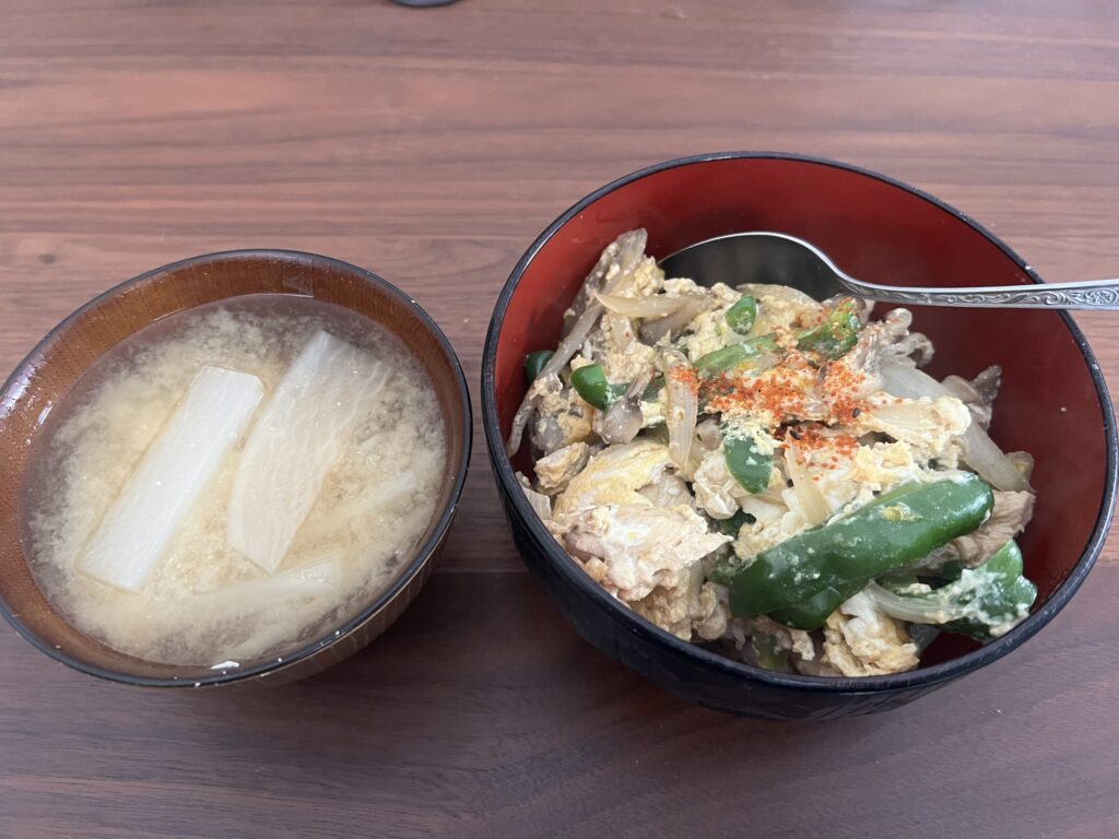 大根の味噌汁と野菜の卵とじ丼