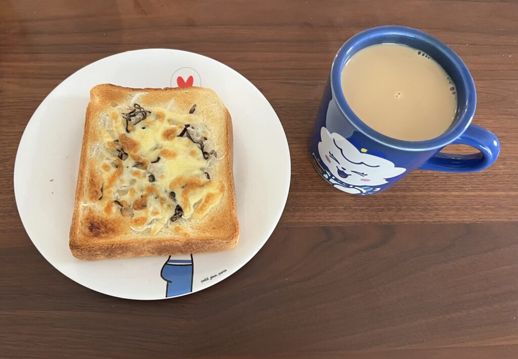 朝食のしらすトースト