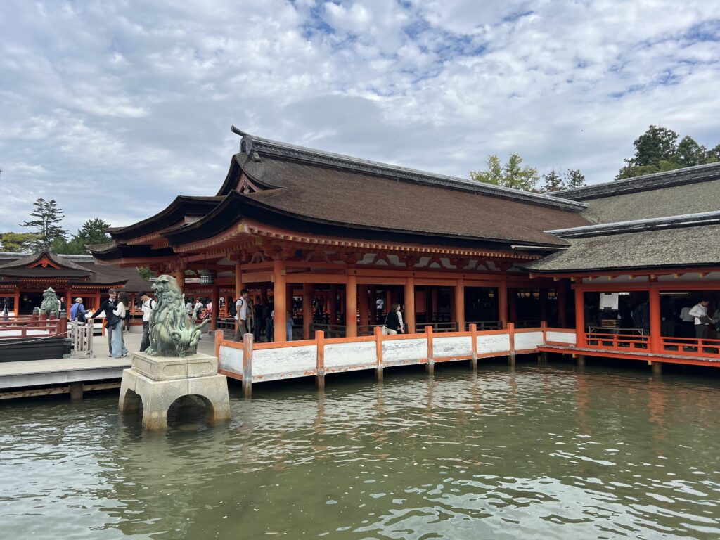 厳島神社の境内